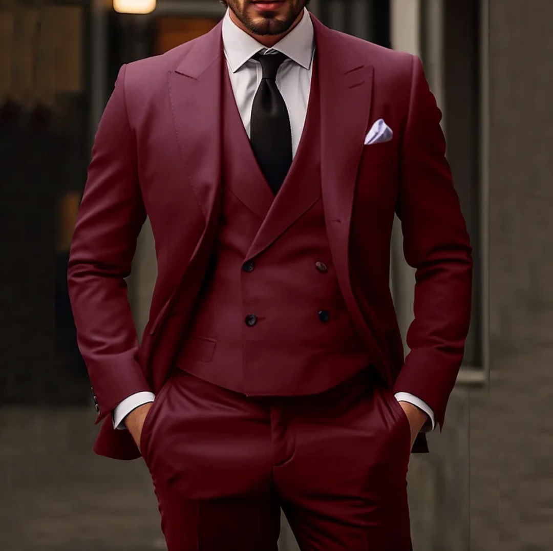 Costume trois pièces homme élégant, veste ajustée, gilet et pantalon assorti, style moderne pour mariage.