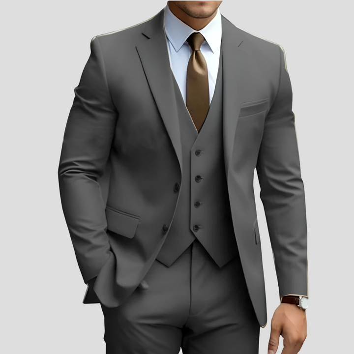 "Costume trois pièces slim fit beige, coupe élégante, veste, pantalon et gilet pour un look moderne et raffiné"