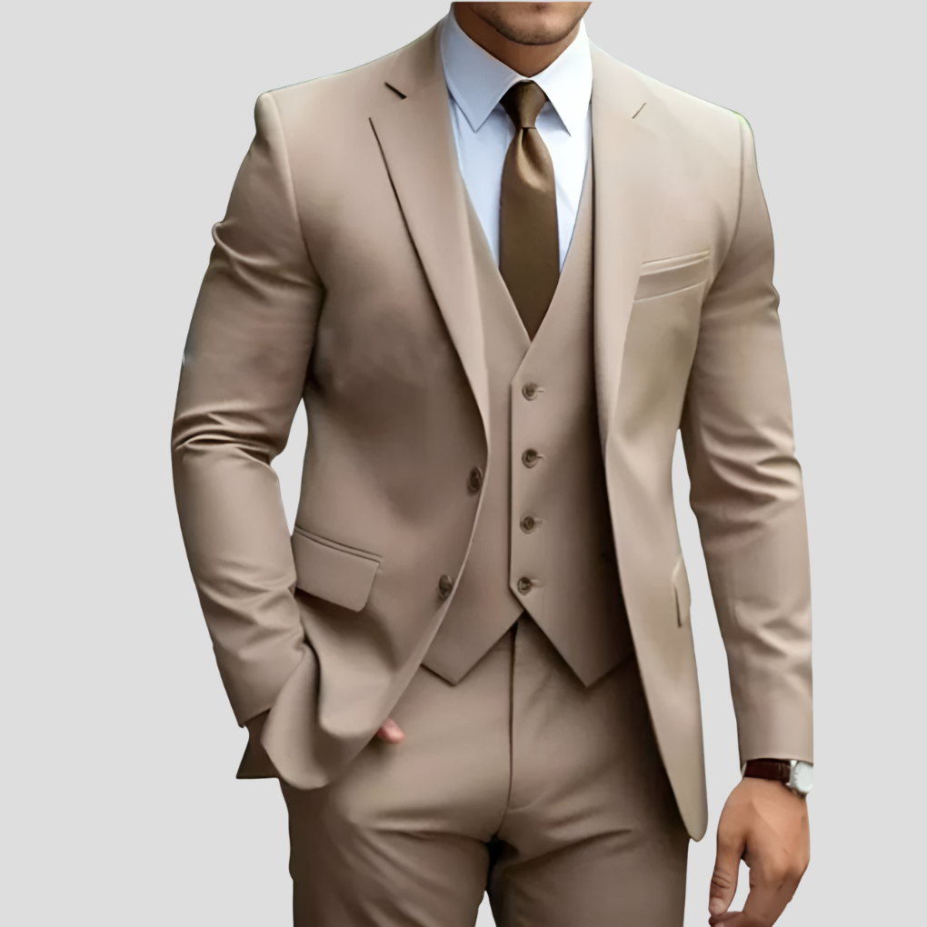 "Costume trois pièces slim fit beige, coupe élégante, veste, pantalon et gilet pour un look moderne et raffiné"