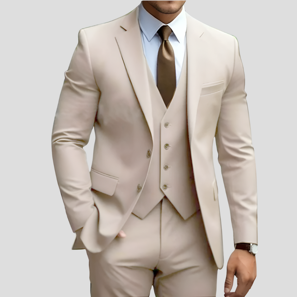 "Costume trois pièces slim fit beige, coupe élégante, veste, pantalon et gilet pour un look moderne et raffiné"