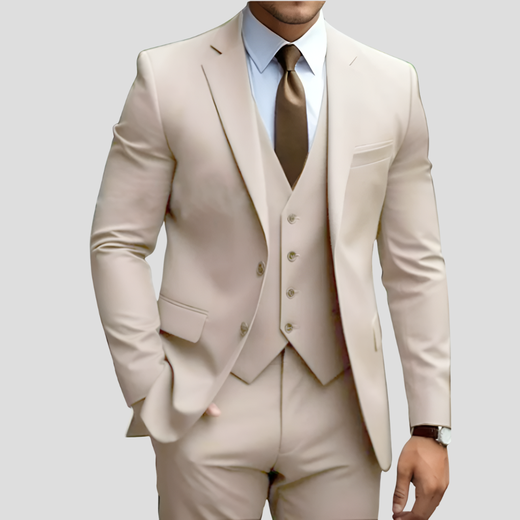 "Costume trois pièces slim fit beige, coupe élégante, veste, pantalon et gilet pour un look moderne et raffiné"