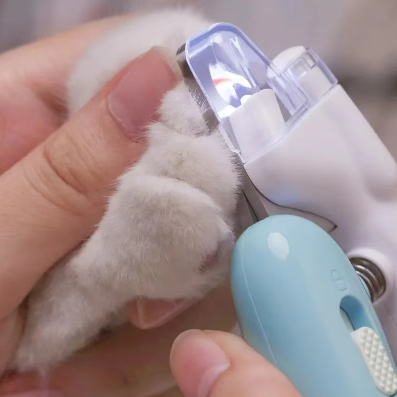 Coupe-griffes électrique animaux LED.  Coupe précise et sécuritaire pour chiens et chats.