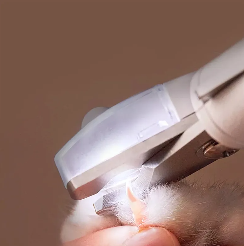 Coupe-griffes électronique pour chien et chat. Soin précis et doux des griffes.  Coupe facile et rapide.
