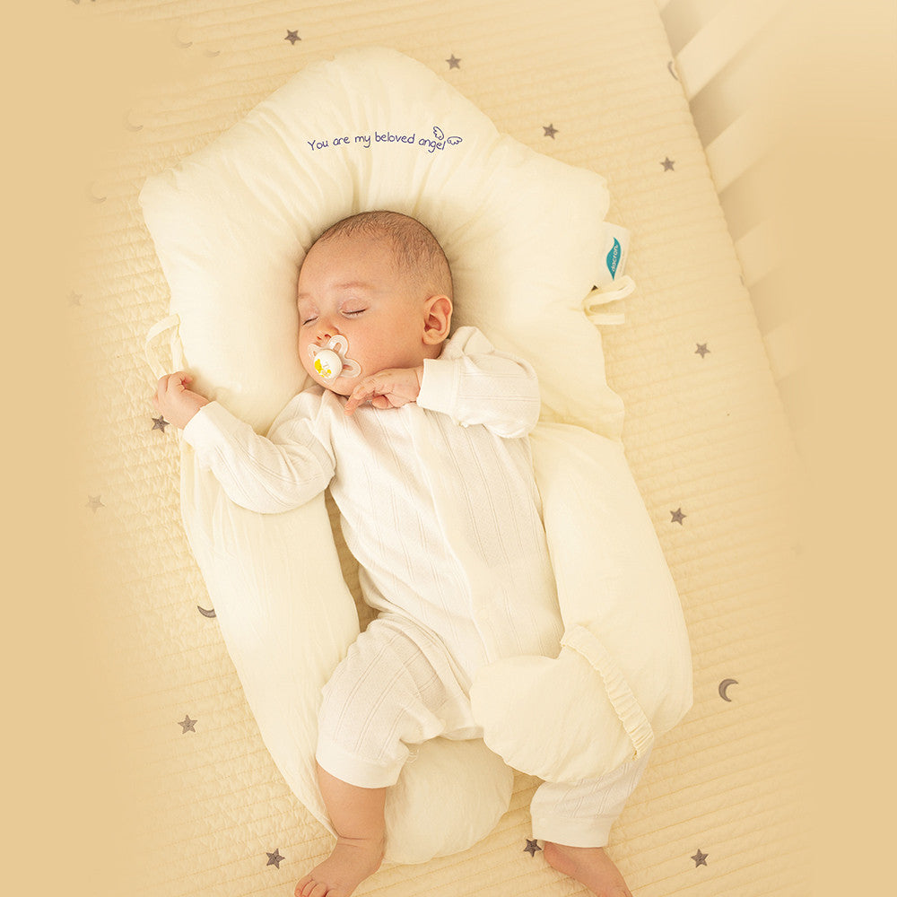 Coussin bébé ergonomique anti-tête plate, favorise un sommeil sain et sécurisé pour nourrisson.
