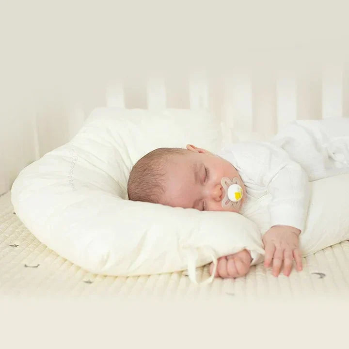 Gros plan sur le coussin doux pour bébé, garantit un confort optimal et un sommeil paisible.