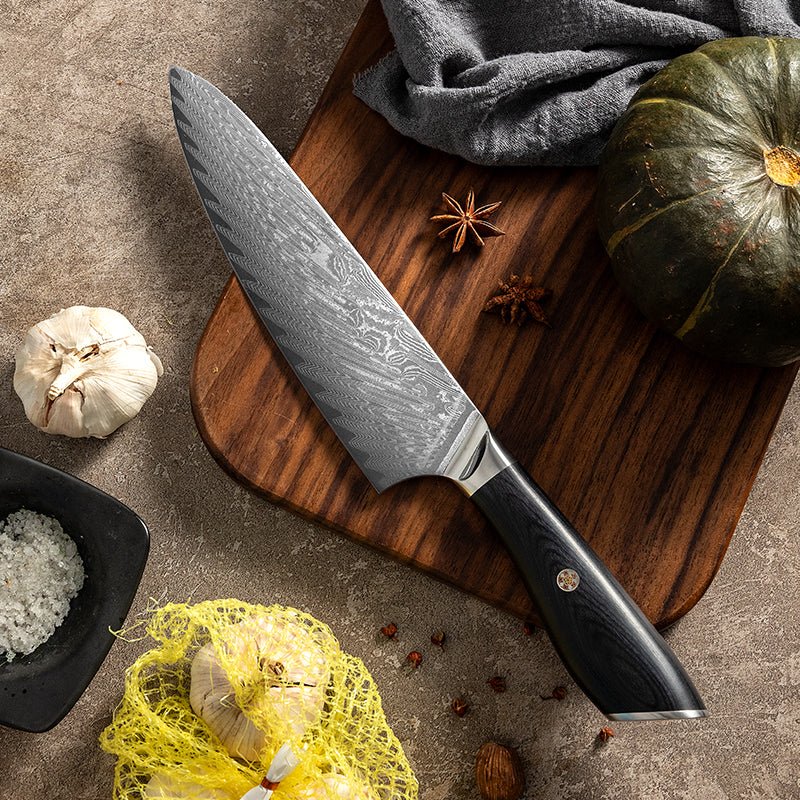 Couteau chef japonais 8", acier Damas, lame ciselée, manche bois noir.  Précision & élégance.
