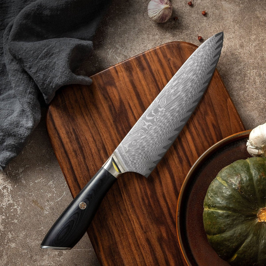 Couteau chef japonais 8", acier Damas, lame ciselée, manche bois noir.  Précision & élégance.