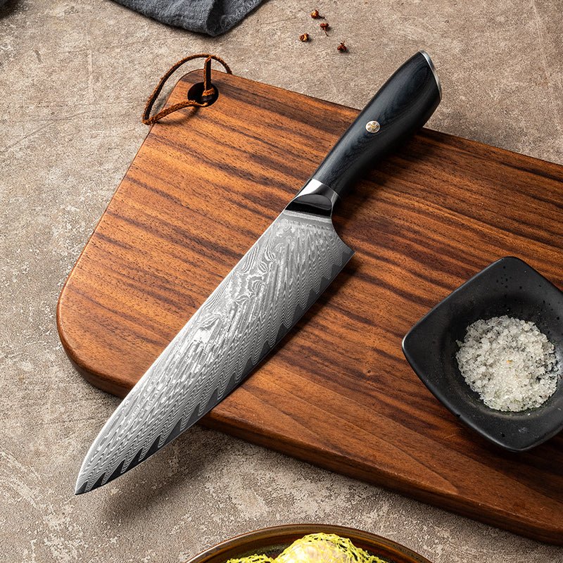Couteau chef japonais 8", acier Damas, lame ciselée, manche bois noir.  Précision & élégance.