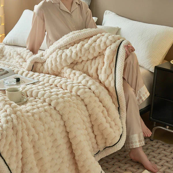 "Couverture douillette ultra moelleuse, toucher velouté, beige clair, décor moderne, parfaite pour confort optimal."