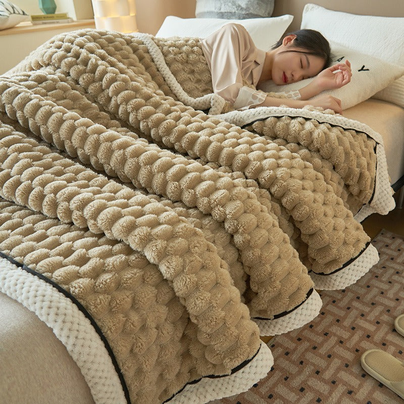 "Couverture douillette ultra moelleuse, toucher velouté, beige clair, décor moderne, parfaite pour confort optimal."