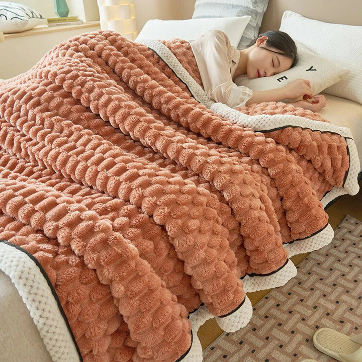 "Couverture douillette ultra moelleuse, toucher velouté, beige clair, décor moderne, parfaite pour confort optimal."