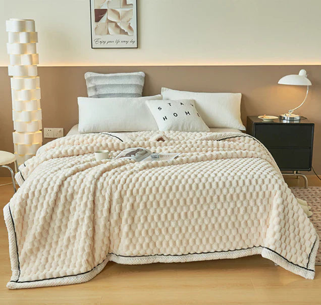 "Couverture douillette ultra moelleuse, toucher velouté, beige clair, décor moderne, parfaite pour confort optimal."