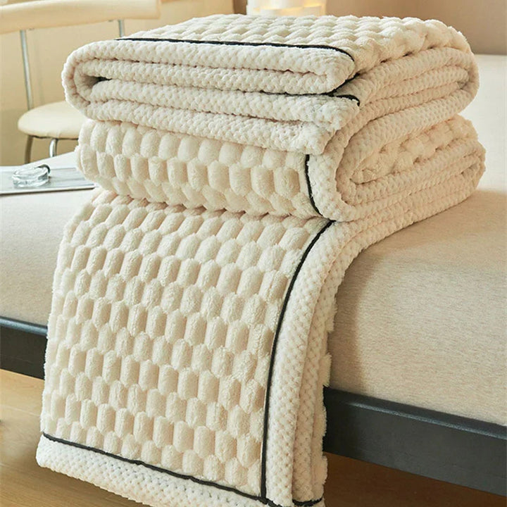 "Couverture douillette ultra moelleuse, toucher velouté, beige clair, décor moderne, parfaite pour confort optimal."