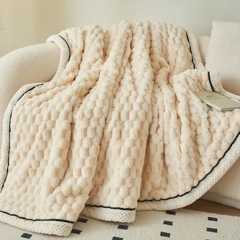 "Couverture douillette ultra moelleuse, toucher velouté, beige clair, décor moderne, parfaite pour confort optimal."