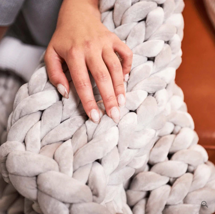 "Couverture en laine mérinos tricotée à la main, élégante et chaude, disponible en beige, blanc, gris clair, vert foncé."