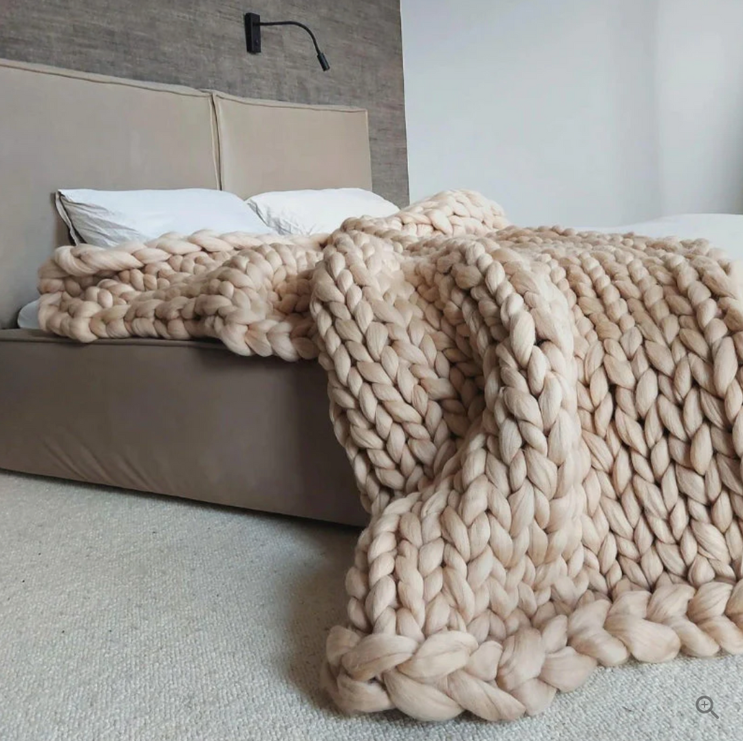 "Couverture en laine mérinos tricotée à la main, élégante et chaude, disponible en beige, blanc, gris clair, vert foncé."