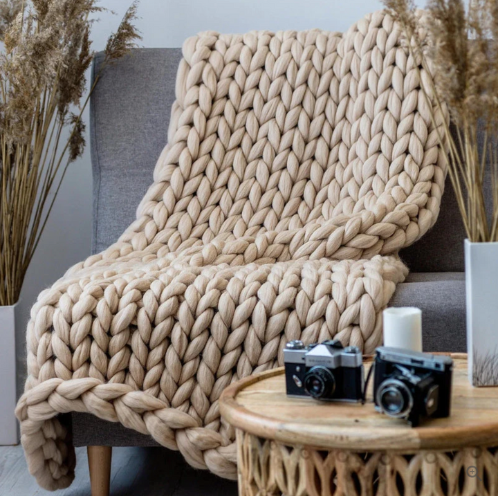 "Couverture en laine mérinos tricotée à la main, élégante et chaude, disponible en beige, blanc, gris clair, vert foncé."
