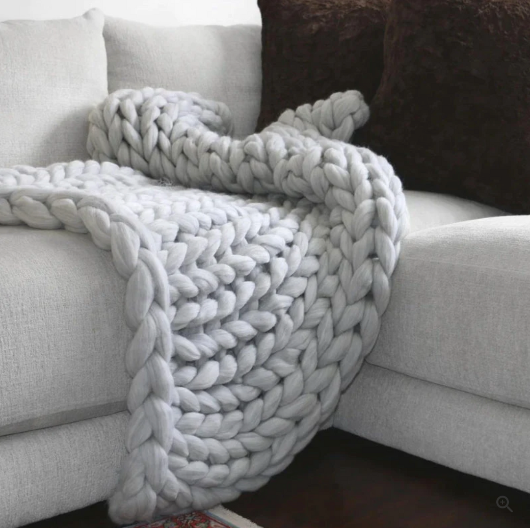 "Couverture en laine mérinos tricotée à la main, élégante et chaude, disponible en beige, blanc, gris clair, vert foncé."