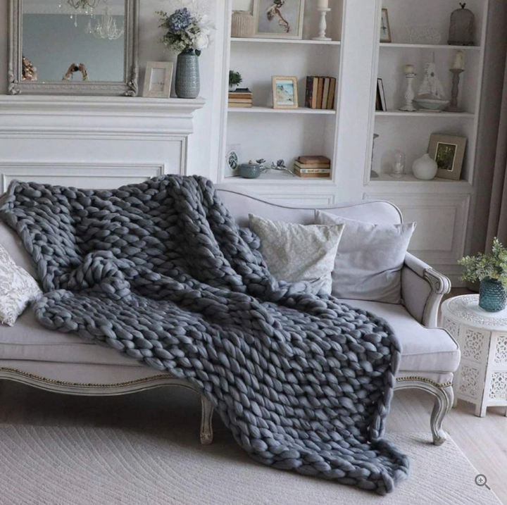 "Couverture en laine mérinos tricotée à la main, élégante et chaude, disponible en beige, blanc, gris clair, vert foncé."