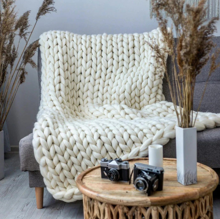 "Couverture en laine mérinos tricotée à la main, élégante et chaude, disponible en beige, blanc, gris clair, vert foncé."