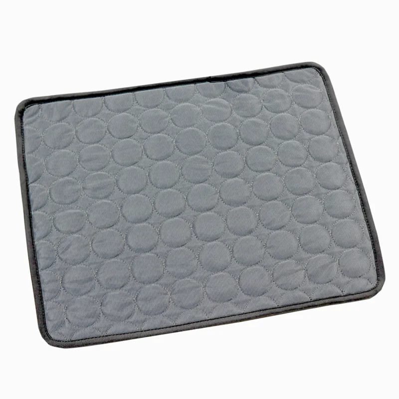 Accessoire chat : tapis rafraîchissant et confortable, parfait pour lutter contre la chaleur estivale.