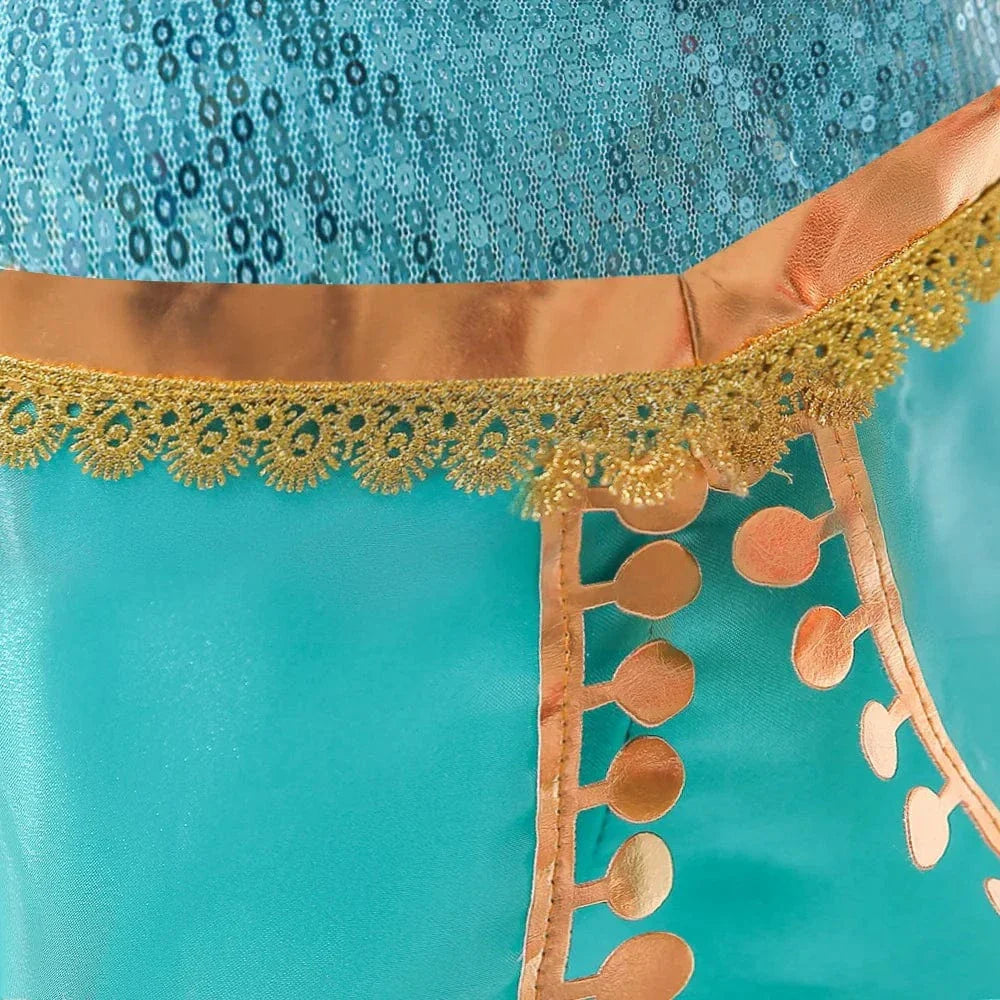 Déguisement princesse enfant: robe, couronne, accessoires. Costume complet luxe.