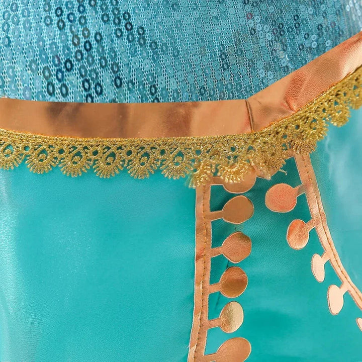 Déguisement princesse enfant: robe, couronne, accessoires. Costume complet luxe.