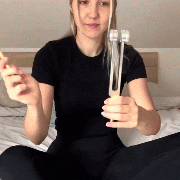 Diapason thérapeutique harmonique 128Hz en métal lisse, relaxation sonore pour bien-être et équilibre intérieur.