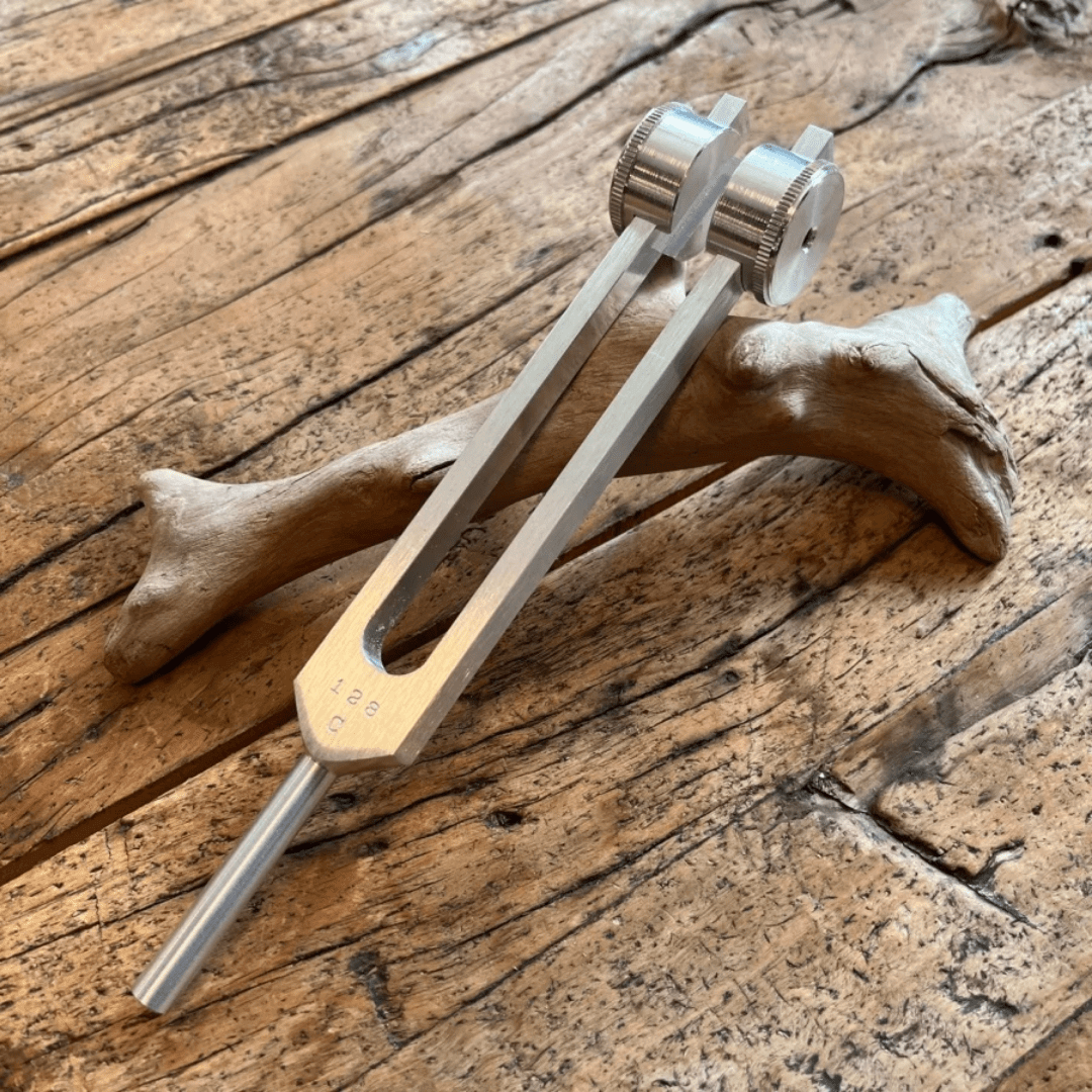 Diapason thérapeutique harmonique 128Hz en métal lisse, relaxation sonore pour bien-être et équilibre intérieur.