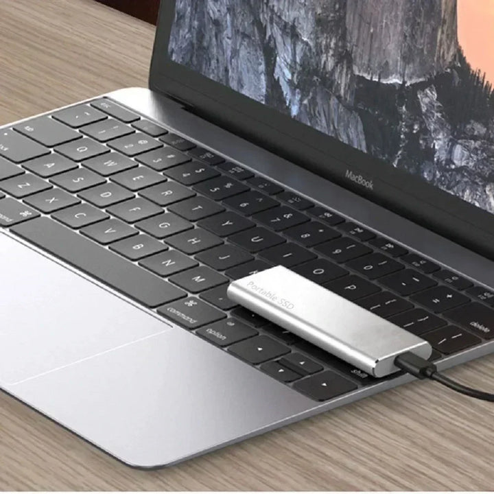 "Disque dur SSD compact et moderne de 16TB avec technologie USB 3.2 pour transfert de données rapide."