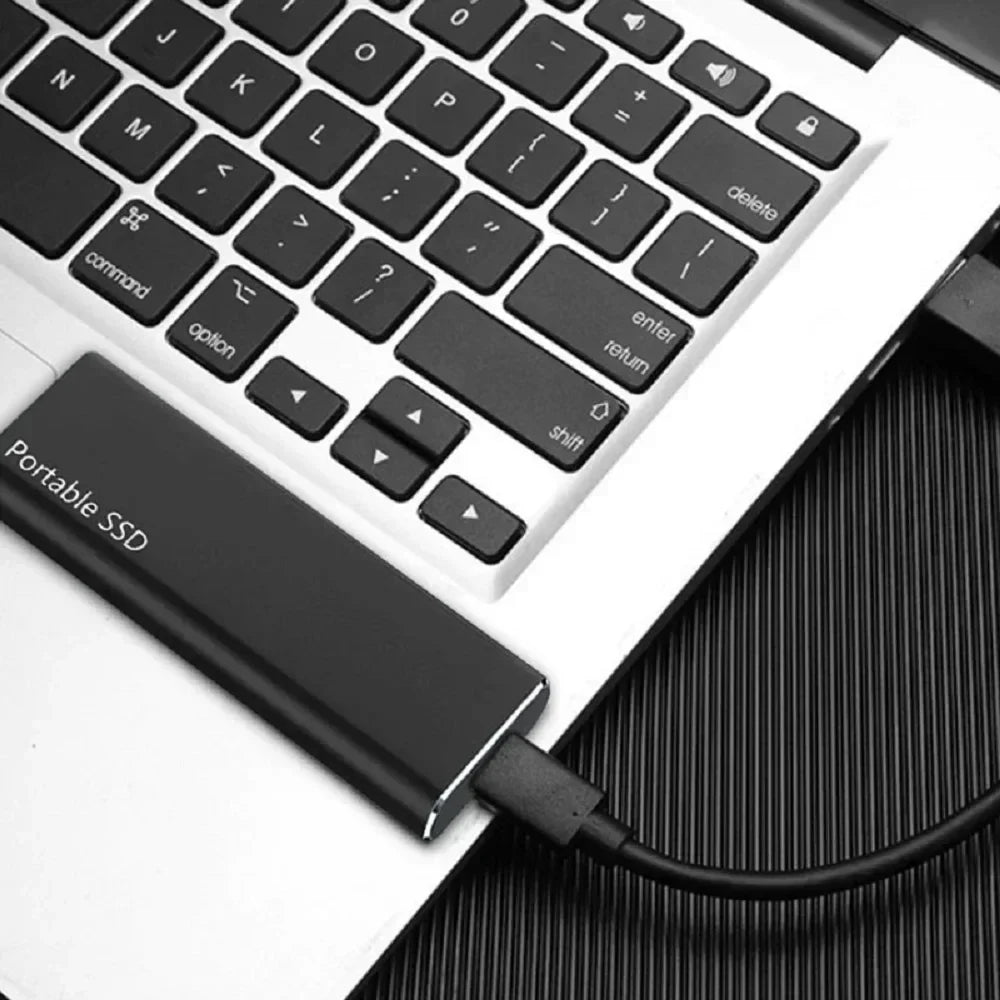 "Disque dur SSD compact et moderne de 16TB avec technologie USB 3.2 pour transfert de données rapide."