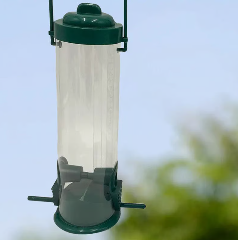 "Distributeur de graines robuste et antiecureuil pour jardin, design innovant garantissant l'accès uniquement aux oiseaux."
