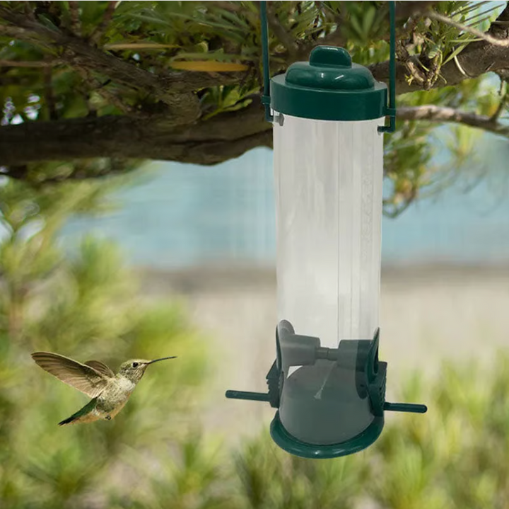 "Distributeur de graines robuste et antiecureuil pour jardin, design innovant garantissant l'accès uniquement aux oiseaux."