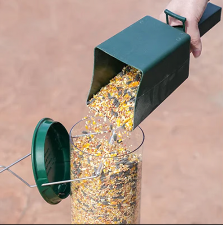 "Distributeur de graines robuste et antiecureuil pour jardin, design innovant garantissant l'accès uniquement aux oiseaux."
