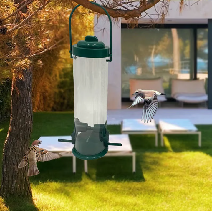 "Distributeur de graines robuste et antiecureuil pour jardin, design innovant garantissant l'accès uniquement aux oiseaux."