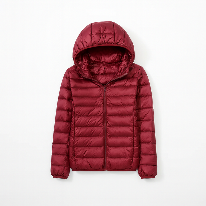 Doudoune femme chaude à capuche, vue de face, coupe régulière, idéale pour un hiver confortable.