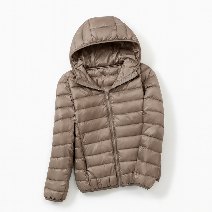Doudoune femme à capuche, vue de dos, assurant chaleur et style en hiver. Vêtement confortable.