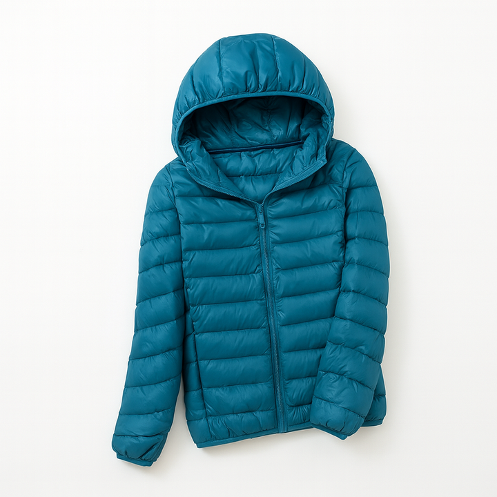 Femme portant une doudoune à capuche chaude, look chic pour l'extérieur en hiver. Mode femme élégante.