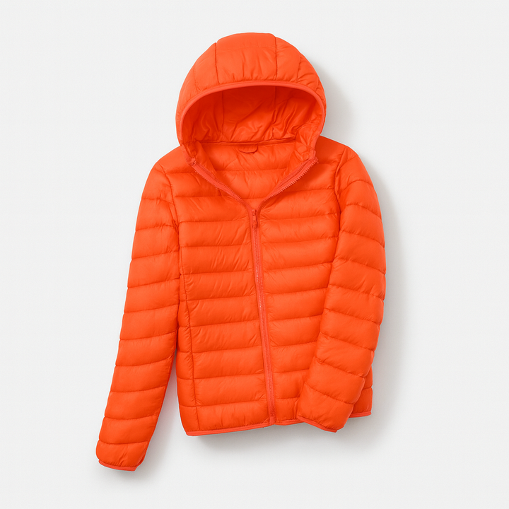 Détail texture matelassée d'une doudoune femme à capuche, confort et chaleur assurés pour l'hiver.