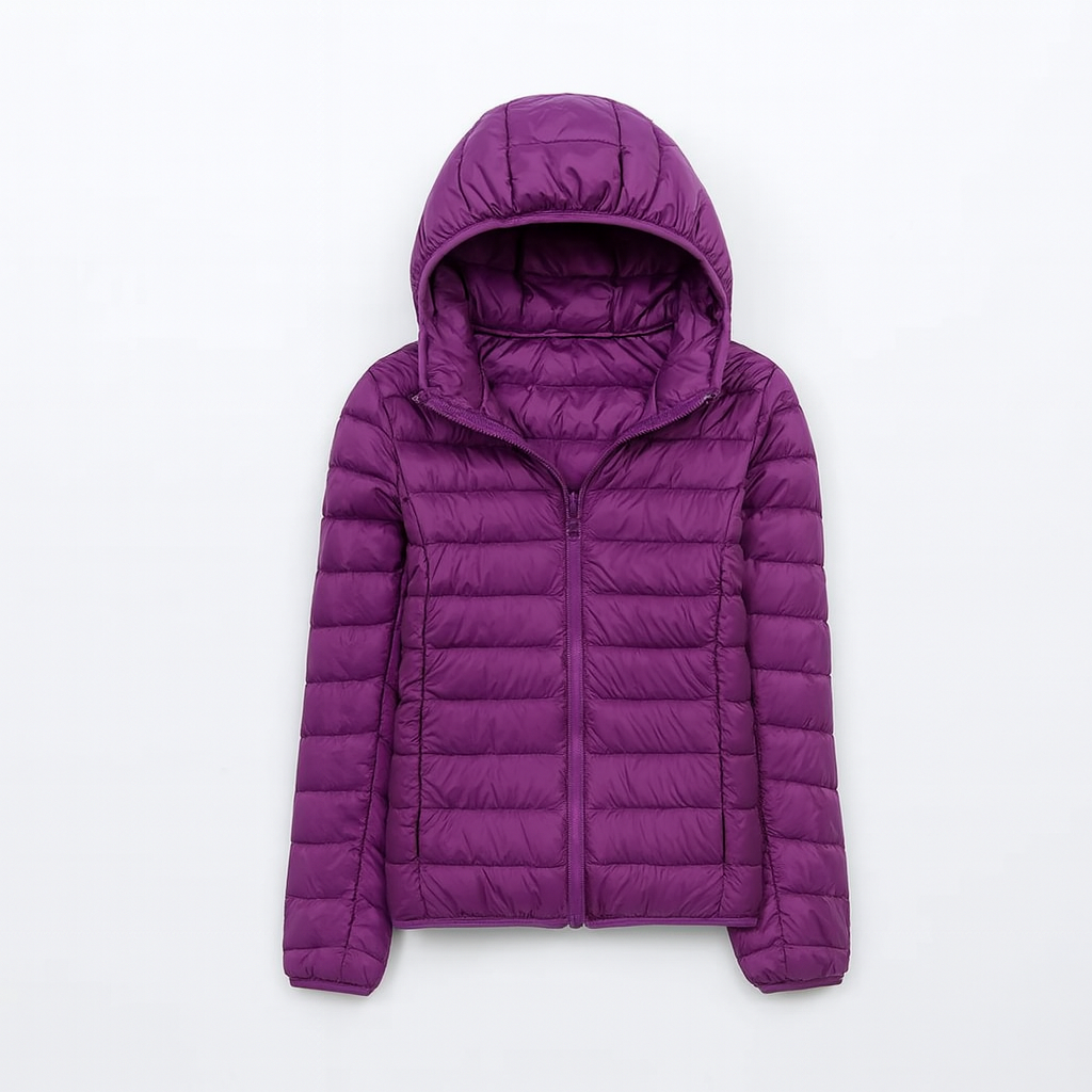 Femme marchant en doudoune à capuche, confort et chaleur pour l'hiver. Vêtement femme coupe régulière.