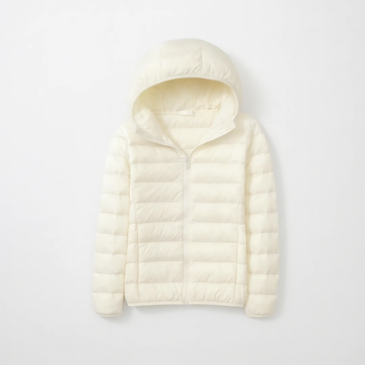Doudoune femme à capuche, couleur unie, suspendue, prête pour l'hiver. Chaleur et mode femme.