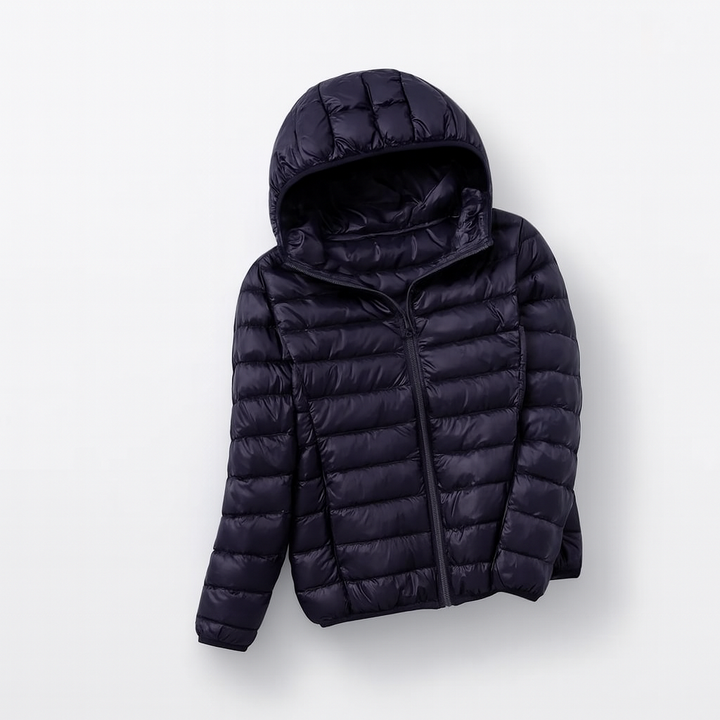 Doudoune femme tendance à capuche, vêtement hivernal incontournable et chaud. Style et confort.
