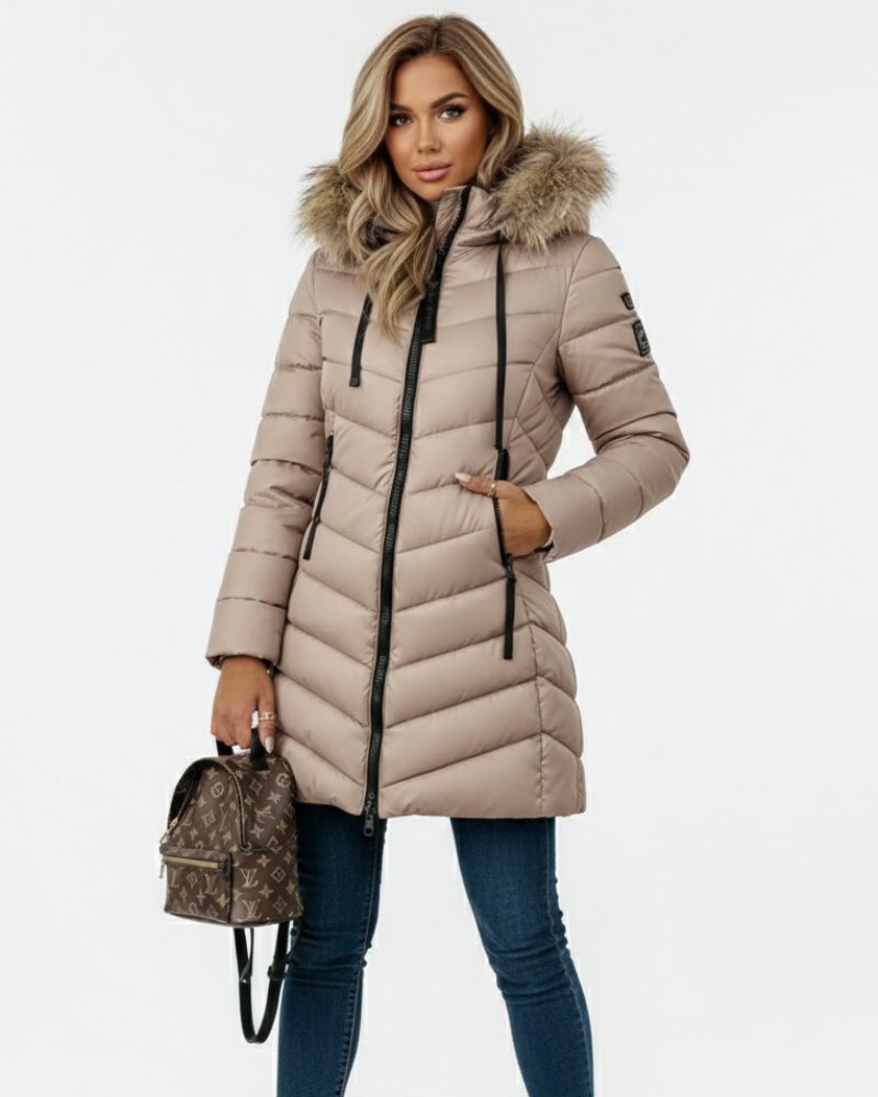 Doudoune femme hivernale chic, matelassage chevron. Veste chaude avec capuche amovible pour style élégant et confort.