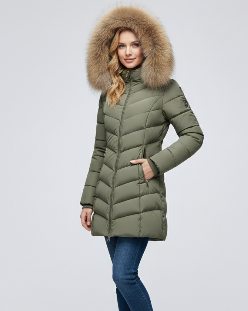 Doudoune femme hiver chaude avec matelassage chevron distinctif et capuche. Parfaite pour un look chic et confortable.