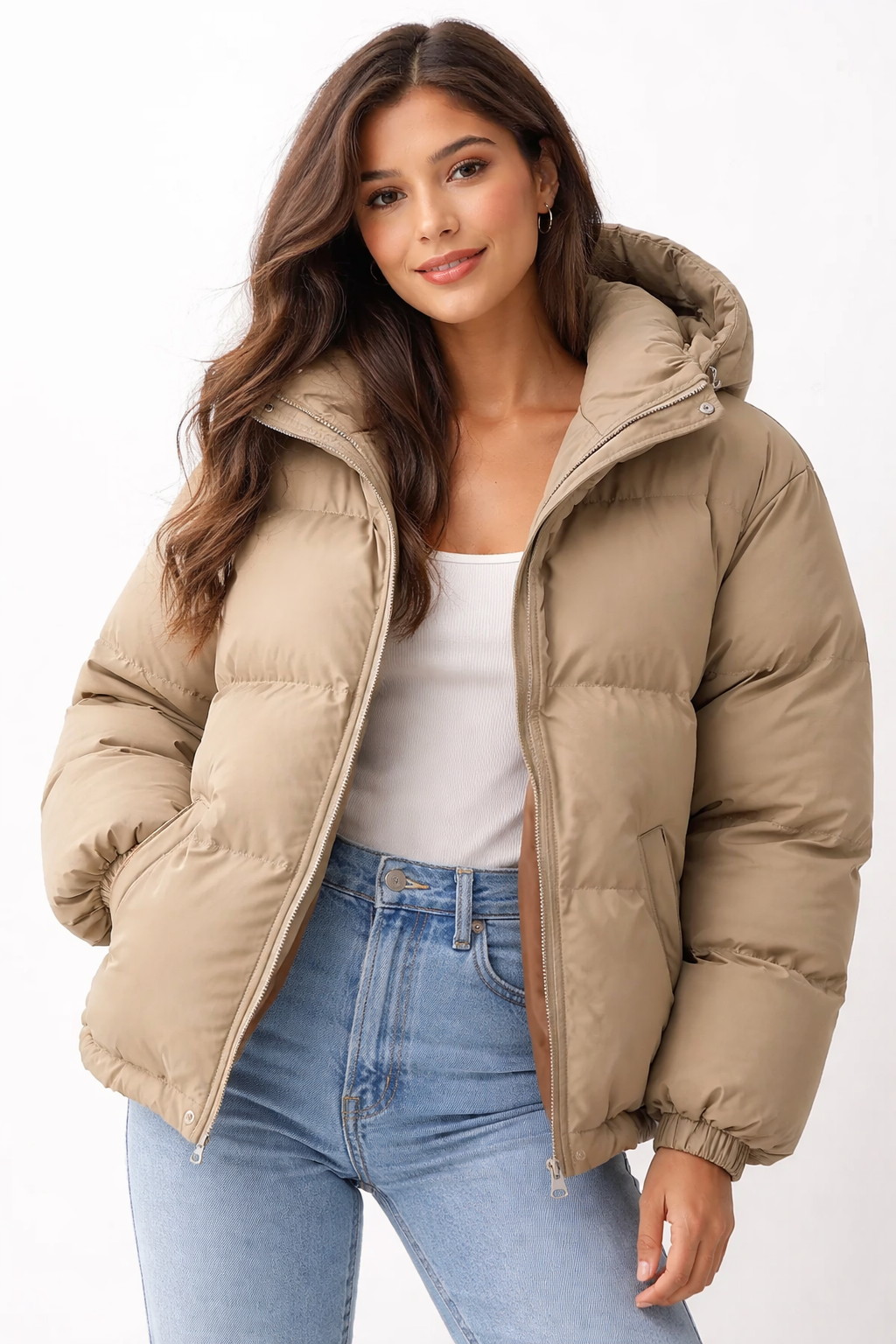 Capuche protectrice d'une doudoune femme. Manteau léger chaud, idéal pour affronter le froid hivernal avec style.