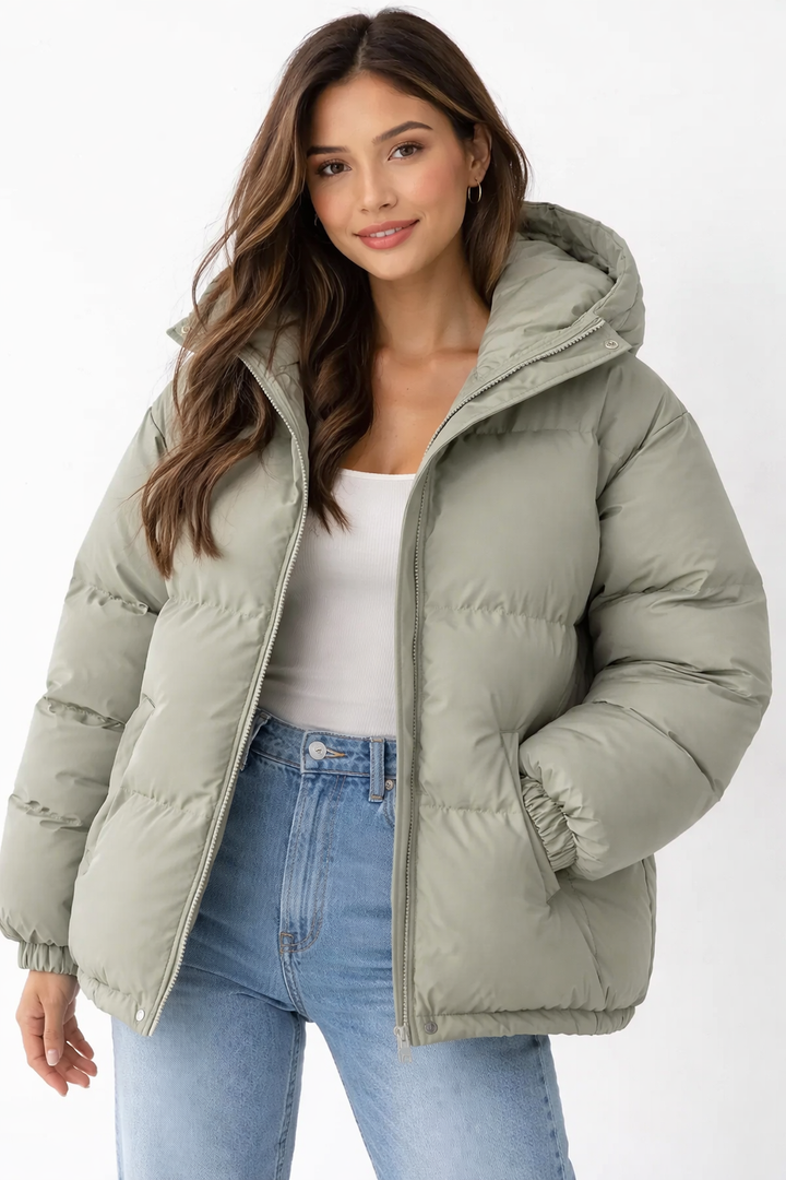 Femme portant une doudoune élégante à capuche. Veste d'hiver confortable, parfaite pour le voyage et la mode urbaine.