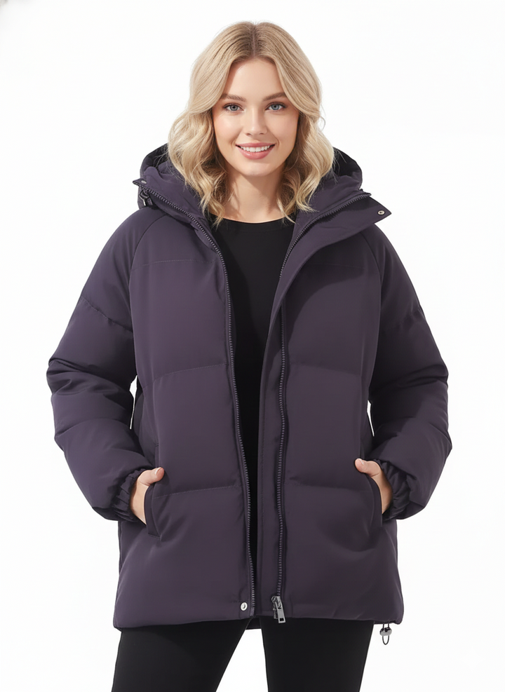 Texture matelassée d'une doudoune femme à capuche. Veste hiver chaude et élégante, parfaite pour un style moderne.