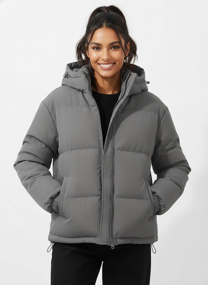 Doudoune femme confortable et légère pour le voyage. Veste d'hiver à capuche, chaude et élégante pour l'aventure urbaine.