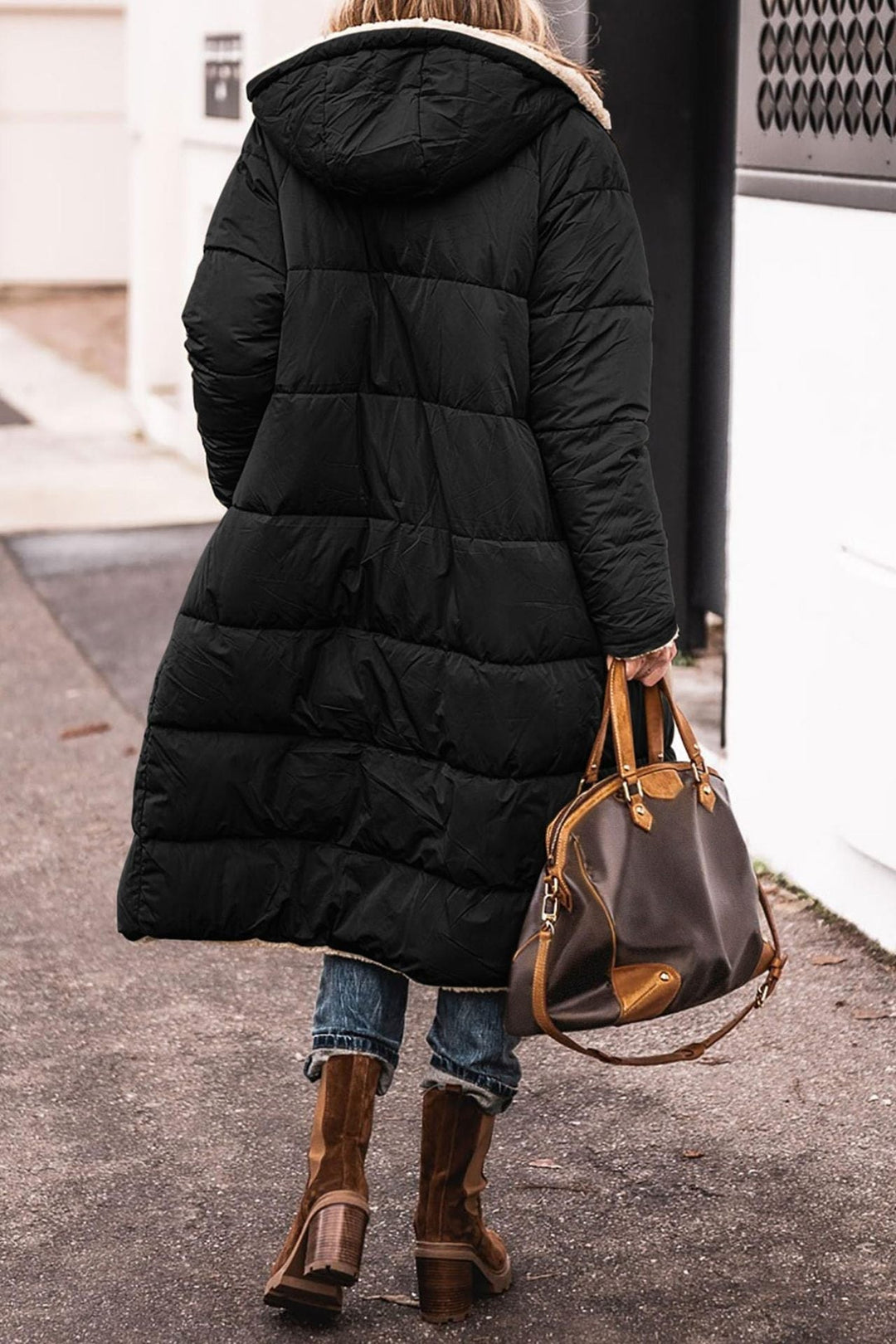 Veste doudoune femme élégante, idéale pour le froid, vêtement mode et confortable.