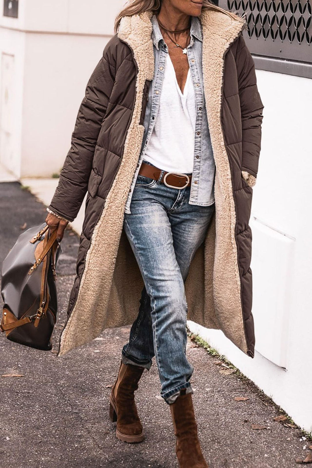 Manteau doudoune femme tendance, chaud et élégant, parfait pour les sorties hivernales.